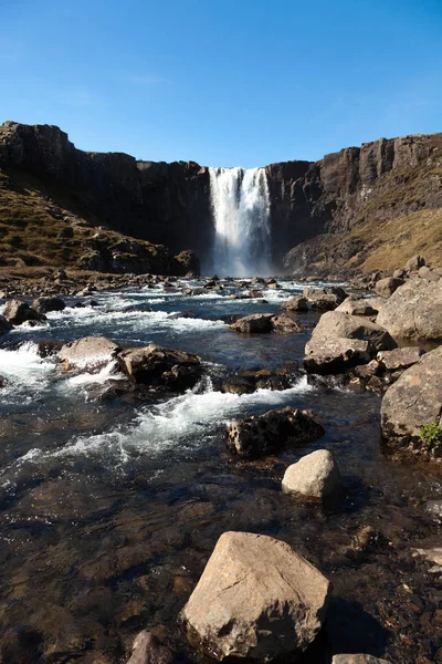 Sauberes Wasser der berühmten Islandwasserfälle auf einem steinigen felsigen Berg lizenzfreie Stockfotos