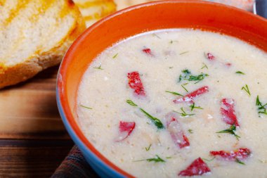 Ekşi krema, ekmek ve yanmış ahşap ta baharat ile baharatlı çorba