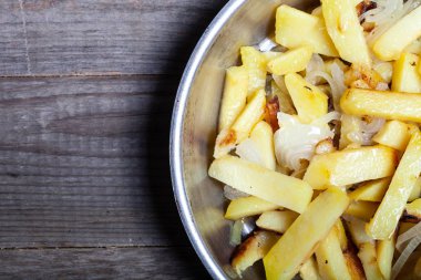 Kitch bir tavada soğan ve baharat ile Lezzetli kızartma patates