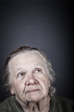 Yaşlı bir kadının portresi. Düşünce. Tonda