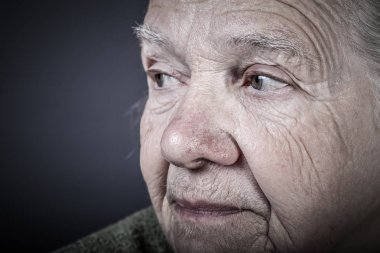 Yaşlı kadın portresi. Closeup görünümü. Tonda