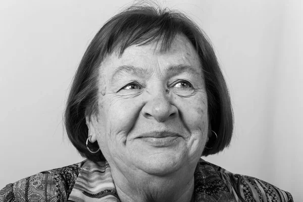 Porträtt av en äldre Smily kvinna. Tonas — Stockfoto