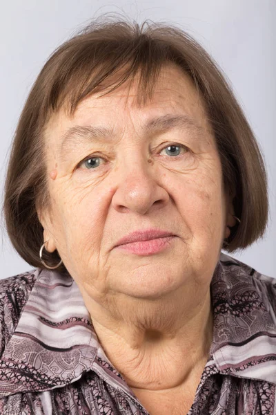 Porträtt av en äldre lugn kvinna — Stockfoto