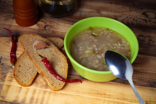 Russische Suppe "rassolnik", Brot und Gewürze auf verbranntem Holztisch — Stockfoto