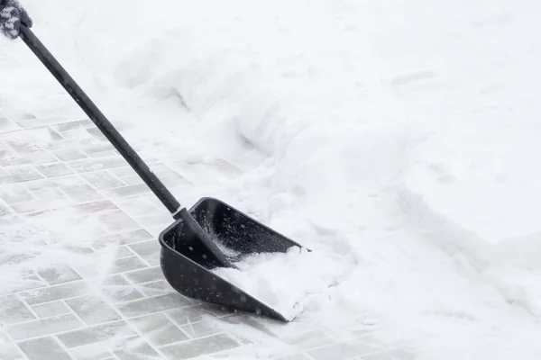 Sneeuw schop op een tegelbodem — Stockfoto