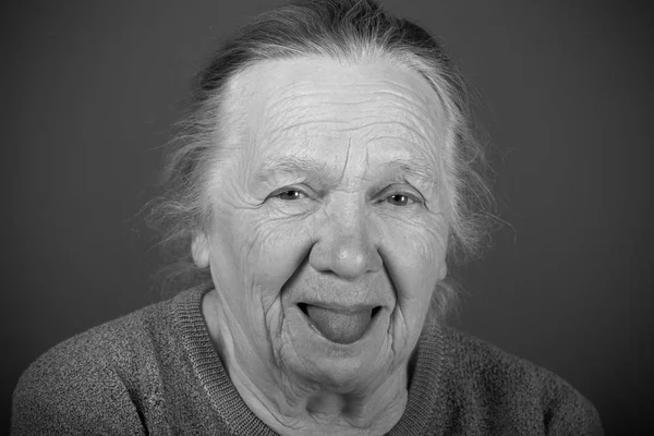 Porträtt av äldre kvinna. Visar tungan. Tonas — Stockfoto