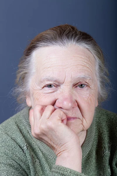 Portret van oudere vrouw. Bedachtzaamheid — Stockfoto