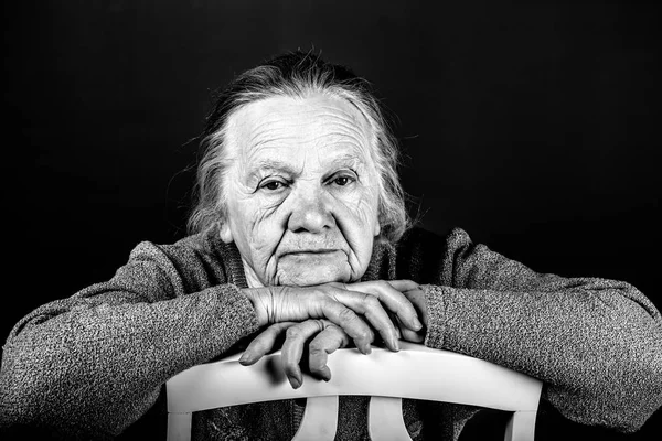 Retrato de mulher idosa. Consideração cuidadosa. Tonificado — Fotografia de Stock