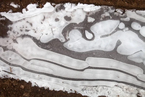 Абстрактный рисунок льда на луже — стоковое фото