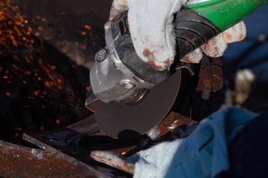 Deneyimli bir kaynakçı iş başında. Hazırlama ve kaynak işlemi o