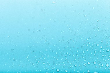 Renkli arka planda bir damla su. Mavi. Ayarlanmış