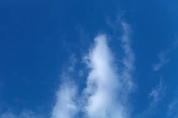 Schöne weiße Wolken auf dem natürlichen Hintergrund des blauen Himmels — Stockfoto