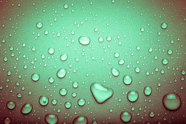 Wassertropfen auf einem farbigen Hintergrund. Grün-Rot. gemildert — Stockfoto