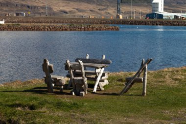 İzlanda fiyortlarında küçük bir köy