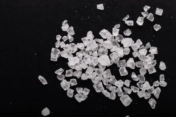 Siyah arka plan üzerinde deniz tuzu Cristals
