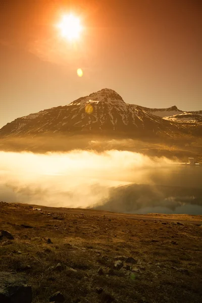 Mglisty krajobraz fiordów Islandii. Stonowanych — Zdjęcie stockowe