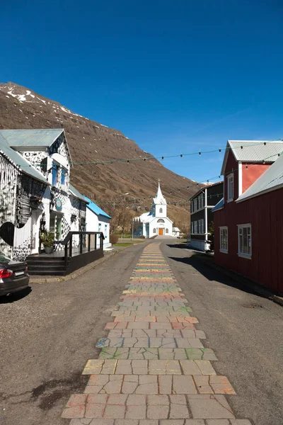 Iglesia blanca en un pequeño pueblo en los fiordos de Islandia — Foto de Stock