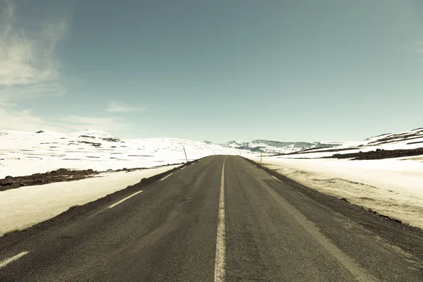 Strada asfaltata nei fiordi d'Islanda. Tonica — Foto Stock