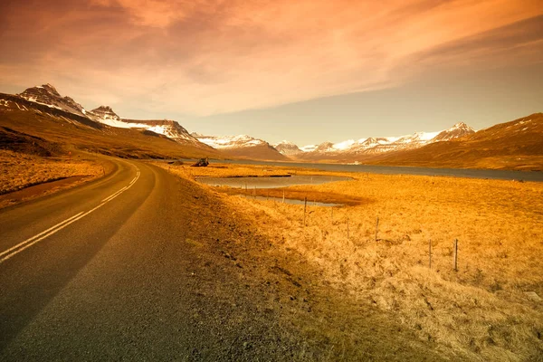 İzlanda fiyortlarında asfalt yol. Tonda — Stok fotoğraf