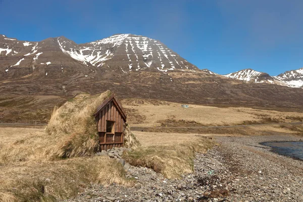 冰岛峡湾带草屋顶的小木屋 — 图库照片