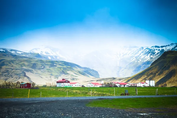 Petit village (quelques maisons) sur un paysage montagneux rocheux pierreux o — Photo