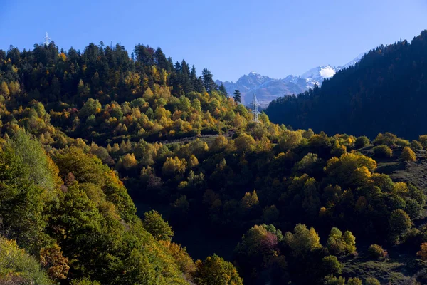 スヴァネティの素晴らしい秋の山の風景。グルジア — ストック写真