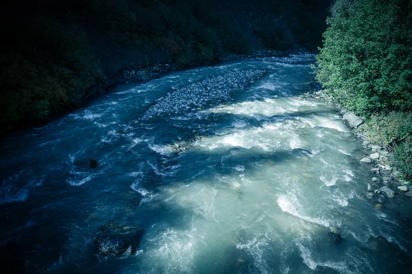 Stormachtige berg rivier. Geweldig herfst berglandschap in Svan — Stockfoto