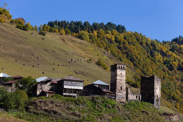 Vackra höst berglandskap med svanerna tower i Svanetien. — Stockfoto