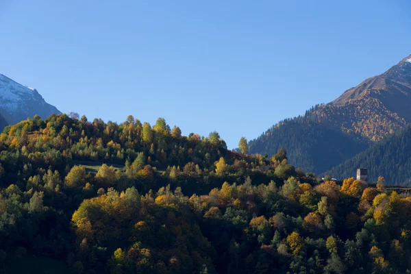 Csodálatos őszi hegyvidéki táj Svaneti. Grúzia — Stock Fotó