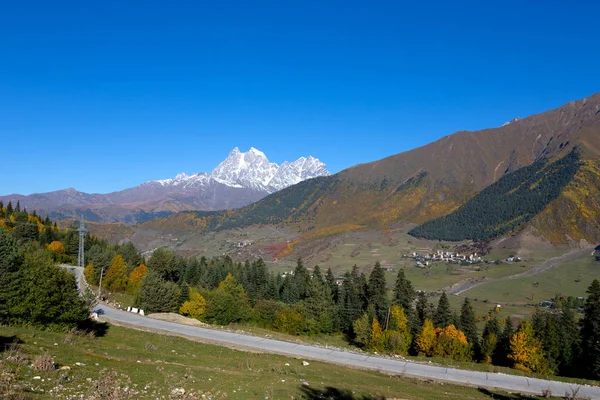 Incroyable paysage de montagne d'automne à Svaneti. Géorgie — Photo