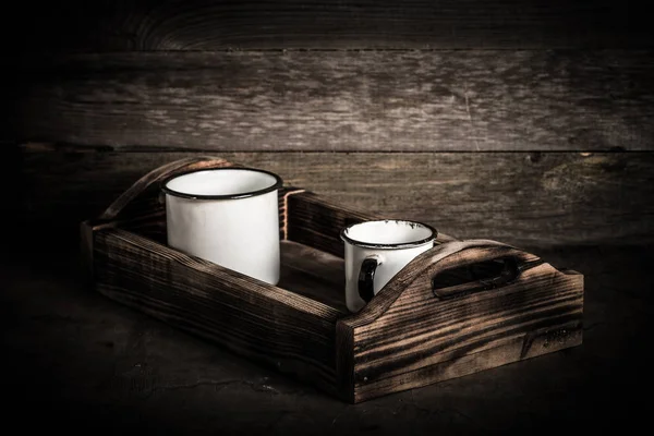 Vieille émaillerie métallique et boîte en bois faite main sur la table rétro . — Photo