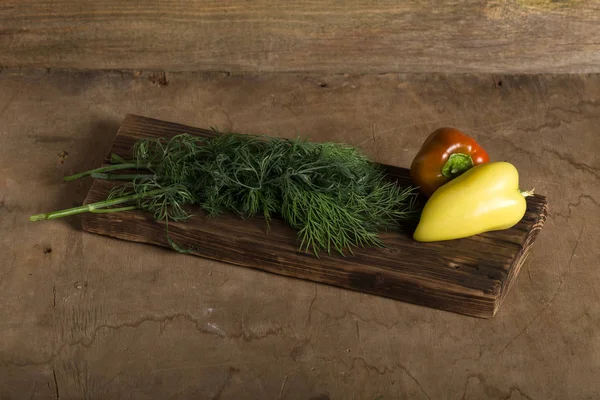 Verdure fresche in una scatola di texture rustica bruciata per sfondo . — Foto Stock