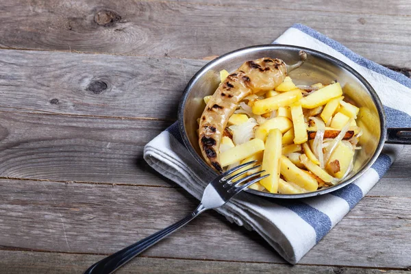 Délicieuses pommes de terre rôties avec oignon et épices dans une casserole sur kitch — Photo