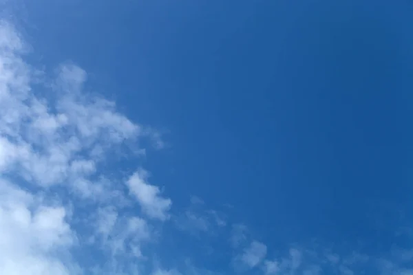 Schöne weiße Wolken auf dem natürlichen Hintergrund des blauen Himmels — Stockfoto