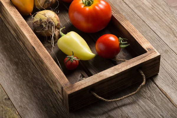 Verduras frescas en una caja de textura rústica quemada para el fondo . — Foto de Stock