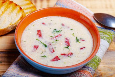 Ekşi krema, ekmek ve yanmış ahşap ta baharat ile baharatlı çorba