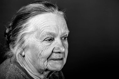 Yaşlı kadın portresi. Dikkat. Tonda