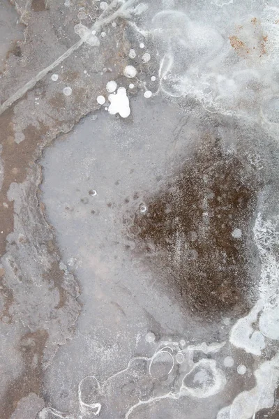 水たまりの上に氷の抽象的なパターン — ストック写真