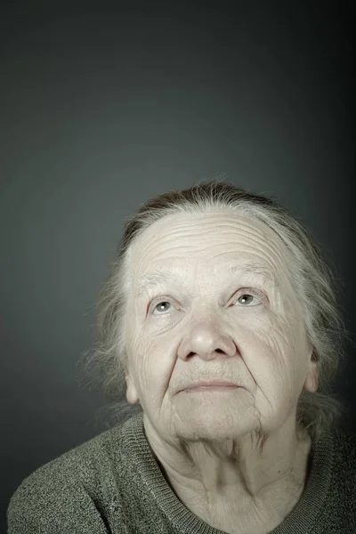 Yaşlı bir kadının portresi. Düşünce. Tonda — Stok fotoğraf