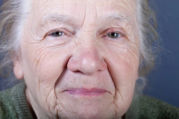 Портрет пожилой женщины. Вид крупным планом — стоковое фото