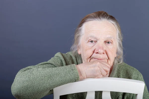 Retrato de anciana. ¡Atención! — Foto de Stock