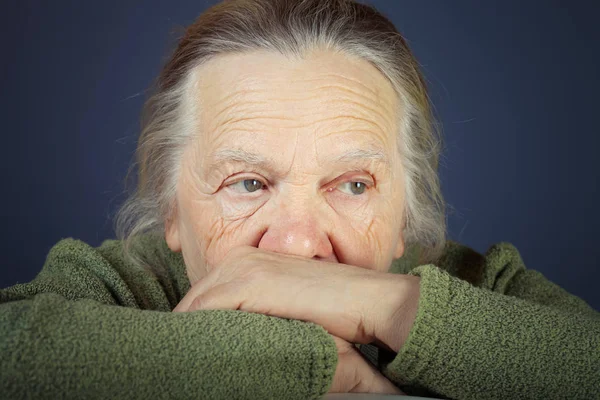 Retrato de anciana. Reflexión. Tonificado — Foto de Stock