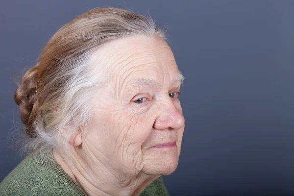 Portret van oudere vrouw. Glimlach — Stockfoto
