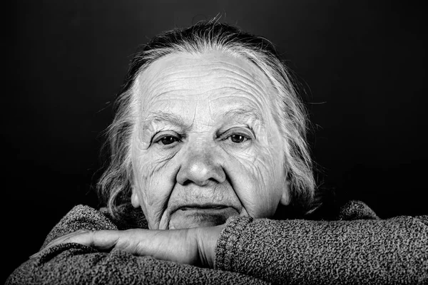 Retrato de mulher idosa. Consideração cuidadosa. Tonificado — Fotografia de Stock