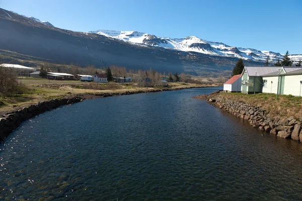 Pequeño pueblo en los fiordos de Islandia — Foto de Stock