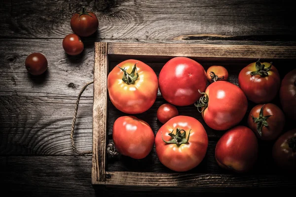 Verduras frescas en una caja de textura rústica quemada para el fondo . — Foto de Stock