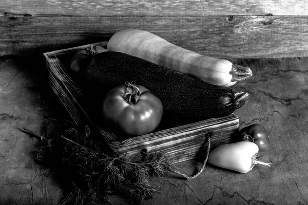 Verduras frescas en una caja de textura rústica quemada para el fondo . —  Fotos de Stock