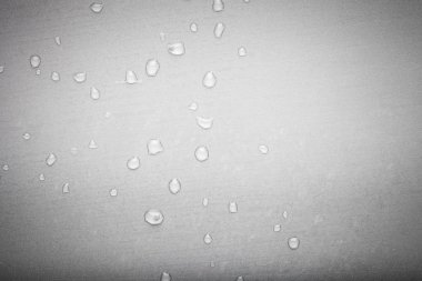 Renkli arka planda su damlaları. Koyu gri. Tonda