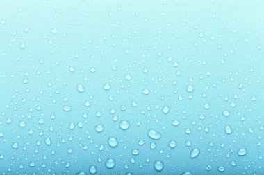 Renkli arka planda su damlaları. Seçici odak. Mavi. Ton