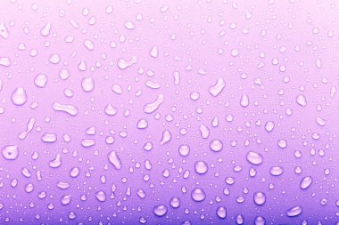 Renkli arka planda su damlaları. Seçici odak. Mor. T